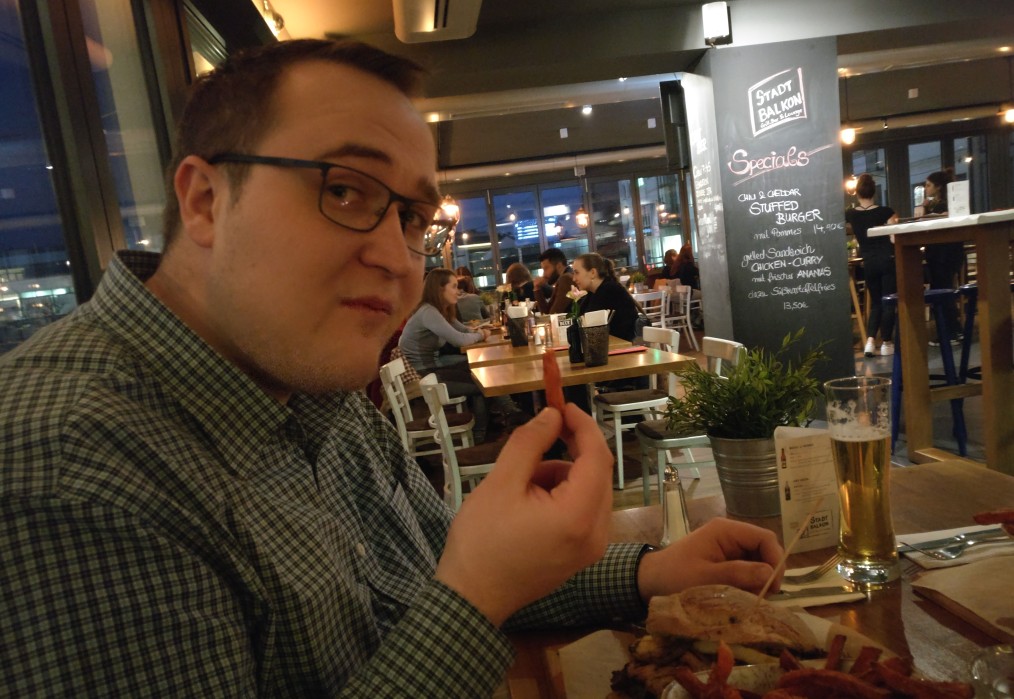 Making-Of-Fotograf Fabian Brandl mit seinem Grilled Sandwich "Chicken Curry". Es scheint zu munden. (sde)