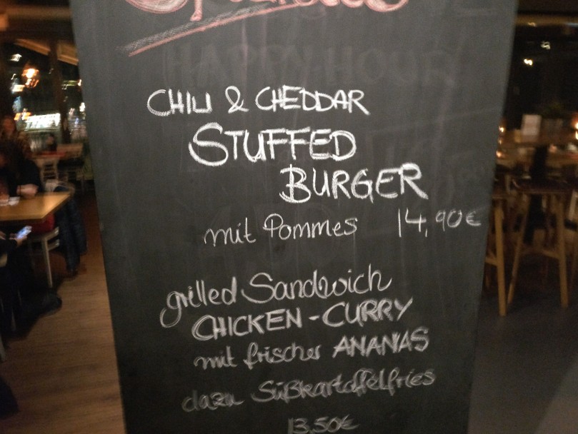 Im "Stadtbalkon" in der Mainzer City ging es noch hoch her. Die Sandwiches hatten es uns angetan. (sde)