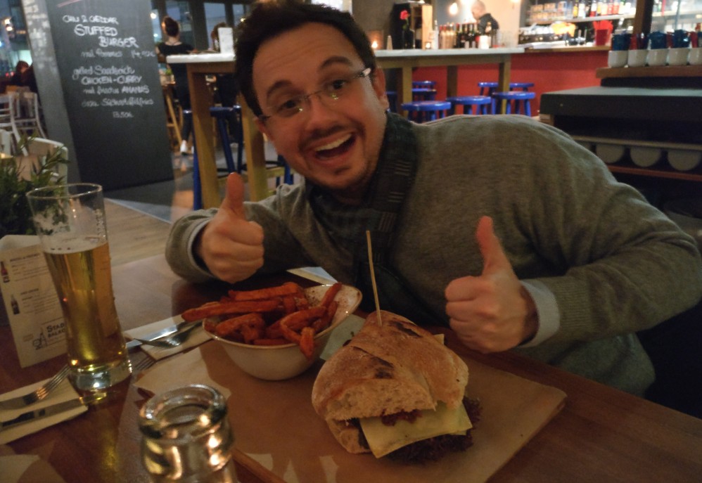 So sieht ein Weltmarktführer aus Gonsenheim aus. Martin Michenfelder mit seinem Chorizo Sandwich. Offenbar kann man als Unternehmer erfolgreich sein und sich gleichzeitig die Freude am Leben bewahren. Work Life Balance at its best. (sde)